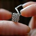 Main d'artisan redressant une monture de bague