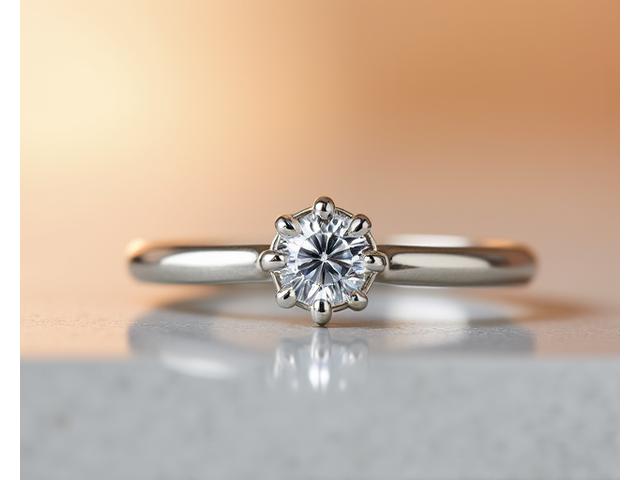 Anneau en or blanc avec un petit diamant rond serti clos, montrant la protection totale de la pierre.